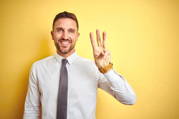 Joven Hombre Negocios Guapo Con Elegante Camisa Blanca Sobre Fondo — Foto de Stock