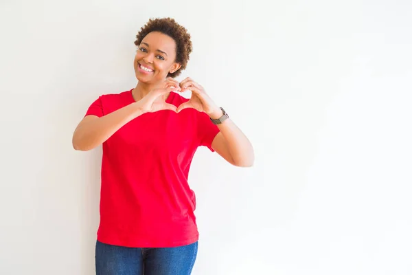 Jovem Bela Mulher Afro Americana Sobre Fundo Branco Sorrindo Amor — Fotografia de Stock