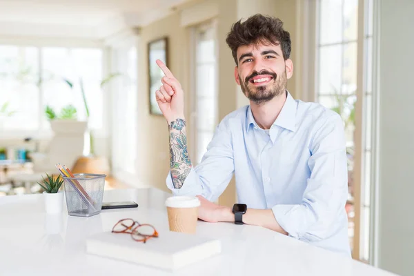 Joven Hombre Negocios Que Trabaja Con Una Gran Sonrisa Cara —  Fotos de Stock