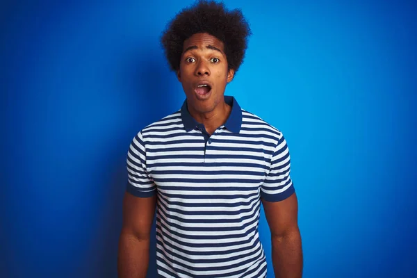 Afrikanisch Amerikanischer Mann Mit Afro Haaren Gestreiftem Polo Vor Isoliertem — Stockfoto