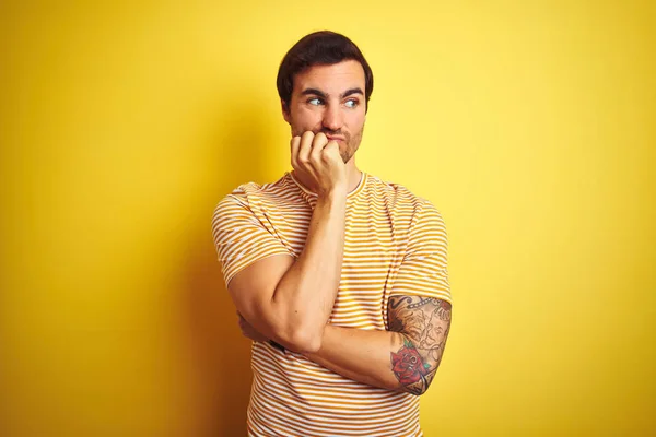 Молодий Красивий Чоловік Татуюванням Носить Смугасту Футболку Над Ізольованим Жовтим — стокове фото