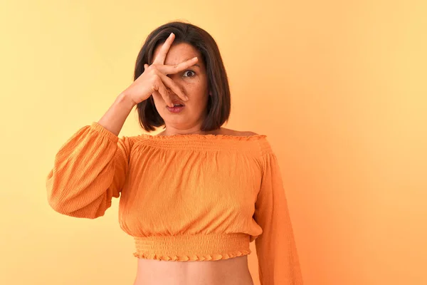 Young Beautiful Woman Wearing Casual Shirt Standing Isolated Orange Background — Stock Photo, Image