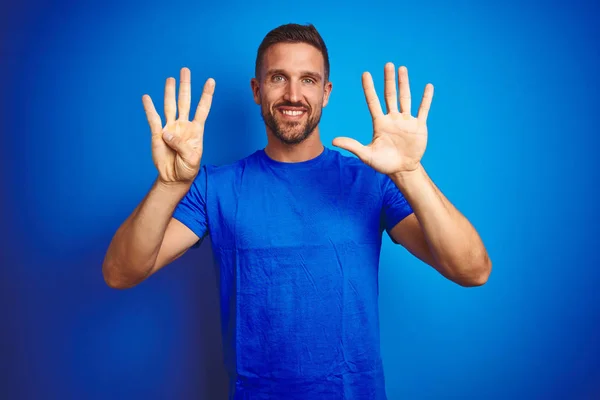 Jonge Knappe Man Dragen Casual Shirt Blauwe Geïsoleerde Achtergrond Tonen — Stockfoto