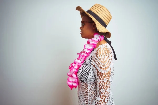 Ung Afrikansk Amerikansk Kvinna Med Afro Hår Bär Blomma Hawaiian — Stockfoto