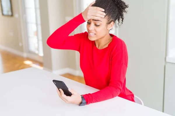 Jovem Afro Americana Usando Smartphone Enviando Uma Mensagem Estressada Com — Fotografia de Stock