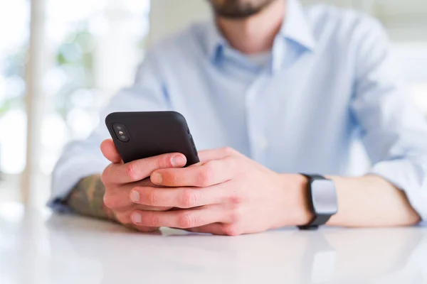 Primo Piano Dell Uomo Affari Che Lavora Con Smartphone — Foto Stock