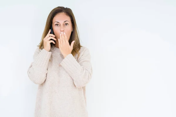 Middelbare Leeftijd Vrouw Praten Smartphone Geïsoleerde Achtergrond Cover Mond Met — Stockfoto