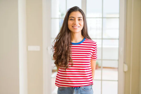 Junge Schöne Frau Lässigem Shirt Mit Einem Fröhlichen Und Kühlen — Stockfoto