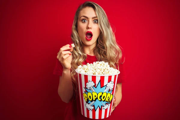 Giovane Bella Donna Che Indossa Shirt Mangiare Popcorn Sfondo Rosso — Foto Stock