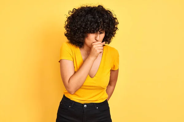 Ung Arabisk Kvinna Med Lockigt Hår Klädd Shirt Stående Över — Stockfoto