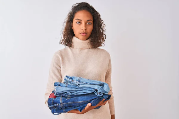 Unga Brasilianska Butiksinnehavare Kvinna Håller Högen Jeans Över Isolerad Vit — Stockfoto