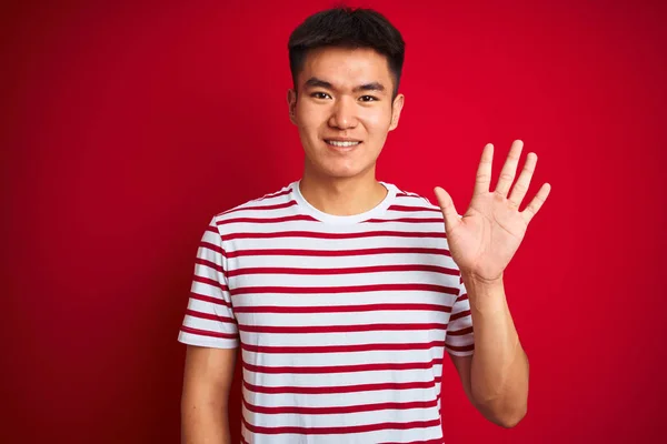 Jovem Asiático Chinês Homem Vestindo Listrado Shirt Sobre Isolado Vermelho — Fotografia de Stock