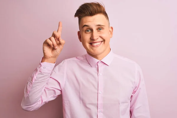 Junger Gutaussehender Geschäftsmann Elegantem Hemd Der Vor Isoliertem Rosa Hintergrund — Stockfoto