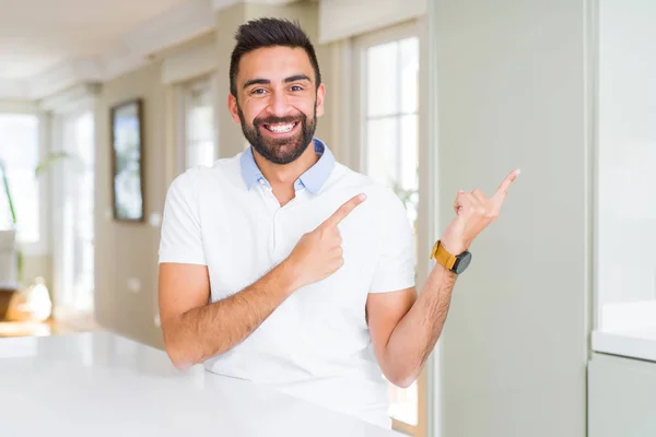 Bonito Hispânico Homem Casual Branco Shirt Casa Sorrindo Olhando Para — Fotografia de Stock