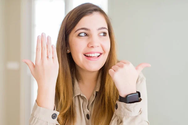 Mooie Jonge Vrouw Toont Verlovingsring Hand Wijzen Tonen Met Duim — Stockfoto