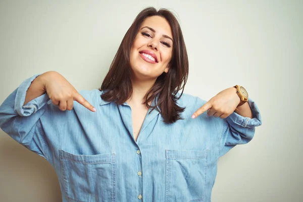 Mujer Morena Hermosa Joven Con Camisa Mezclilla Azul Casual Sobre — Foto de Stock