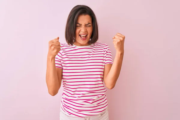 Junge Schöne Frau Gestreiftem Shirt Vor Isoliertem Rosa Hintergrund Aufgeregt — Stockfoto