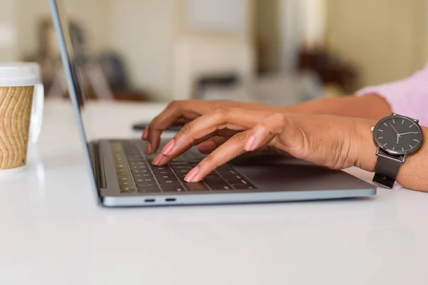 Nahaufnahme einer jungen Frau beim Tippen mit dem Laptop — Stockfoto