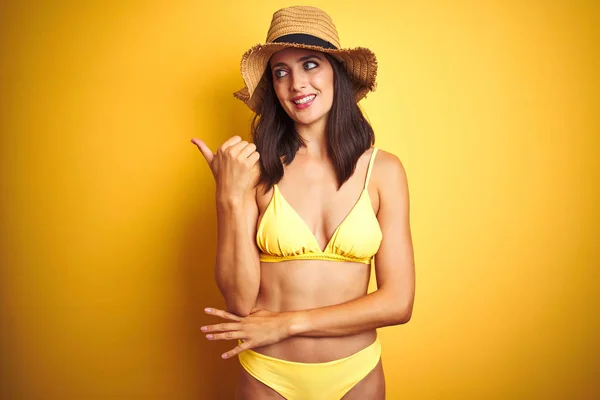 Gyönyörű Viselt Sárga Bikini Nyári Kalap Alatt Elszigetelt Sárga Háttér — Stock Fotó