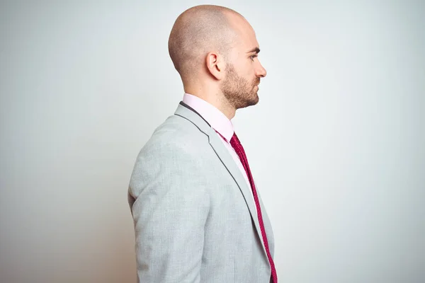 Jeune Homme Affaires Costume Cravate Violette Sur Fond Isolé Regardant — Photo
