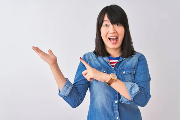 Jonge Mooie Chinese Vrouw Dragen Denim Shirt Geïsoleerde Witte Achtergrond — Stockfoto