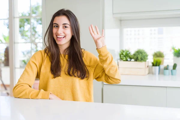 Hermosa Mujer Joven Con Suéter Amarillo Mostrando Señalando Hacia Arriba —  Fotos de Stock