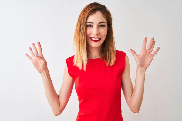 Empresária Ruiva Vestindo Elegante Vestido Vermelho Sobre Fundo Branco Isolado — Fotografia de Stock