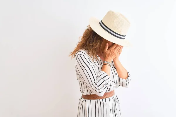 Empresaria Mediana Edad Con Vestido Rayas Sombrero Sobre Fondo Blanco —  Fotos de Stock