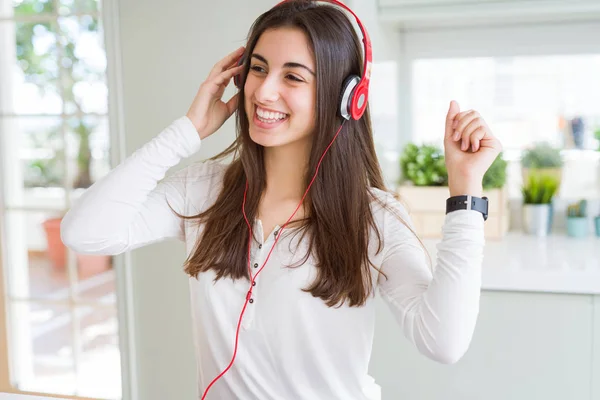 Hermosa mujer joven con auriculares escuchando música, enj — Foto de Stock