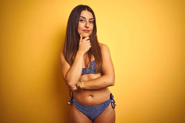 Jovem Mulher Bonita Férias Vestindo Biquíni Sobre Fundo Amarelo Isolado — Fotografia de Stock