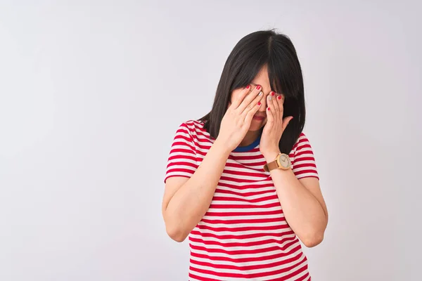 若い美しい中国人女性は 疲れや頭痛 眠くて疲れた表情のために 孤立した白い背景の上に赤いストライプのTシャツを着ています 視力の問題 — ストック写真