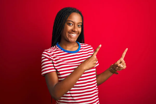 Mujer Afroamericana Joven Con Camiseta Rayas Pie Sobre Fondo Rojo —  Fotos de Stock