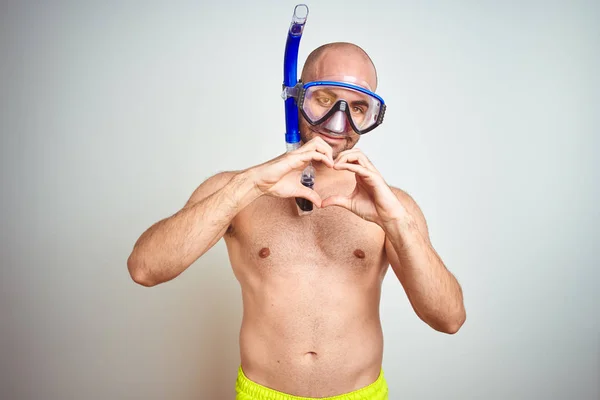 Giovane Uomo Che Indossa Occhiali Snorkeling Subacquei Attrezzati Sfondo Isolato — Foto Stock