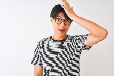 Gözlük takan Çinli adam ve lacivert çizgili t-shirt izole beyaz arka plan üzerinde duran hata için kafasına el ile şaşırttı, hata hatırlıyorum. Unuttum, kötü bellek kavramı.