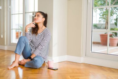 Güzel genç kadın emin ve düşünce olumlu gülümseyen si