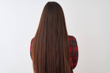 Izole beyaz arka plan üzerinde duran rahat ceket giyen genç Çinli kadın çapraz kolları ile uzağa bakarak geriye doğru duran