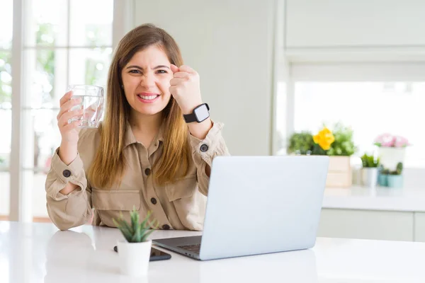 Hermosa Joven Que Trabaja Con Computadora Toma Descanso Para Beber —  Fotos de Stock