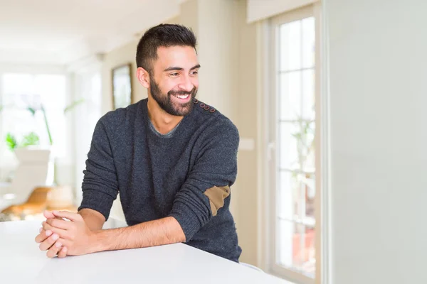 Bonito Homem Hispânico Vestindo Camisola Casual Casa Olhando Para Lado — Fotografia de Stock