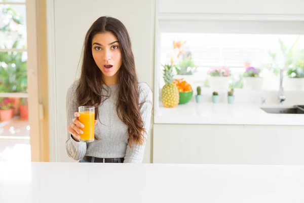 Молода Жінка Склянку Свіжого Апельсинового Соку Наляканого Шоком Несподіваним Обличчям — стокове фото