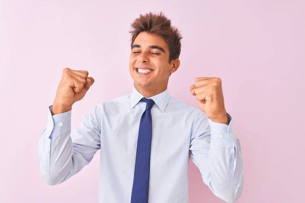 셔츠와 넥타이를 분홍색 서있는 사업가는 행복하고 미소를 지으며 성공을 비명을 — 스톡 사진