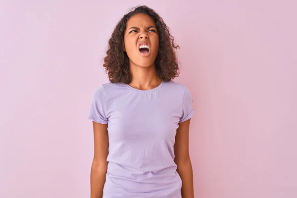 孤立したピンクの背景の上に立つTシャツを着た若いブラジル人女性は怒りと怒りで叫び 怒りで叫びました 怒りとアグレッシブなコンセプト — ストック写真