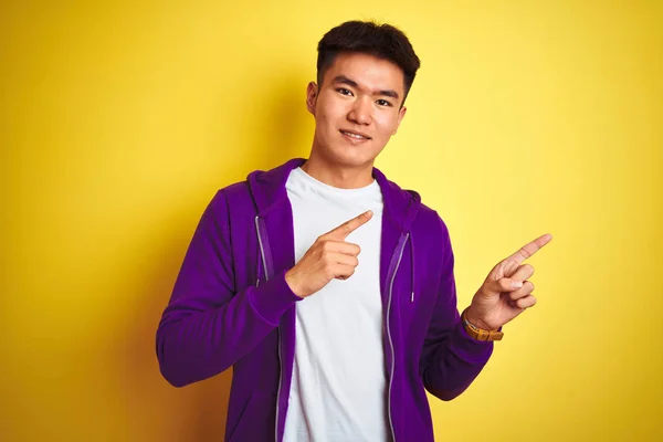 Mladý Asijský Číňan Purpurovém Triku Který Stojí Izolované Žluté Pozadí — Stock fotografie