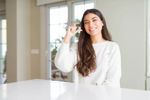 Jovem Mulher Bonita Casa Mesa Branca Sorrindo Gestos Confiantes Com — Fotografia de Stock