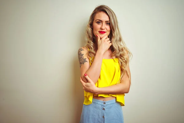 Mulher Bonita Nova Vestindo Camiseta Amarela Sobre Fundo Isolado Branco — Fotografia de Stock