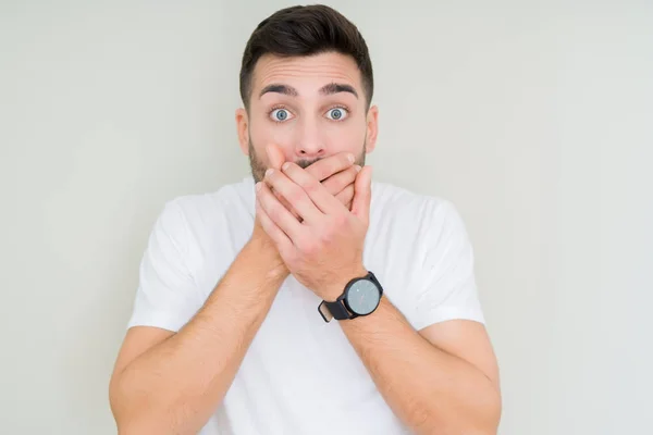 Joven Hombre Guapo Con Camiseta Blanca Casual Sobre Fondo Aislado — Foto de Stock