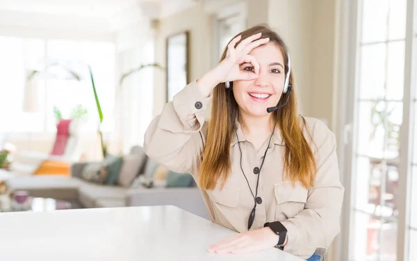 Hermosa Mujer Operadora Joven Con Auriculares Oficina Haciendo Buen Gesto —  Fotos de Stock