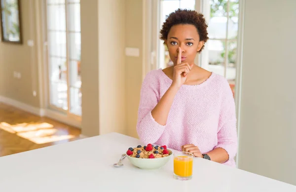 Junge Afrikanisch Amerikanische Frau Die Morgens Hause Gesund Frühstückt Und — Stockfoto