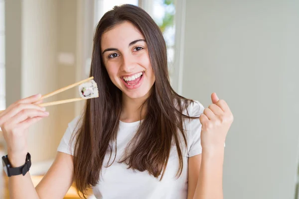 Hermosa Joven Comiendo Sushi Asiático Usando Palillos Gritando Orgulloso Celebrando — Foto de Stock