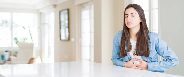 Amplia Imagen Angular Hermosa Mujer Joven Sentada Mesa Blanca Casa — Foto de Stock