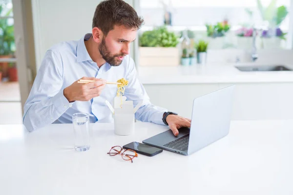 Uomo Affari Mangiare Take Away Asiatico Tagliatelle Cibo Mentre Lavora — Foto Stock